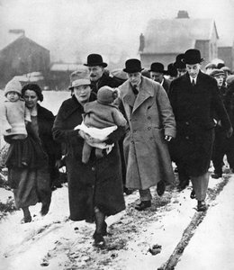 Le futur Édouard VIII marchant dans la neige à Winlaton, Comté de Durham, 1929