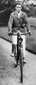 Le futur roi Édouard VIII à vélo en 1911