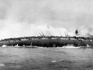 Le croiseur cuirassé allemand SMS Blücher coule après avoir reçu plusieurs coups des navires de guerre britanniques