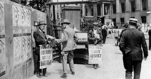 Les gros titres du journal de midi, Trafalgar Square, Londres, 1926-1927