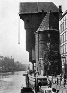 La vieille grue Krantor sur la rivière Mottlau, Gdansk, Pologne, 1926