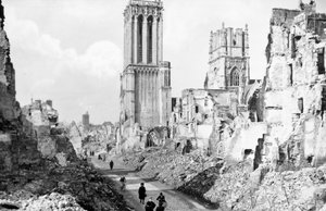 Les ruines et la cathédrale de Caen, Normandie, France, vers 1944 - Unbekannt