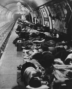Ceux qui sont allés dans les abris ont commencé un nouveau genre de vie nocturne, 11 novembre 1940, 1942