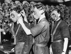 Trois hommes portant des masques à gaz, vers 1930 - Unbekannt
