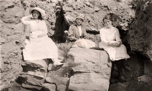 Trois femmes se relaxant sur des rochers