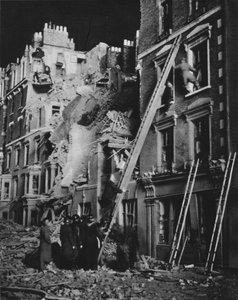 À travers la longue nuit, les hommes de sauvetage au travail, cherchant, aidant à la sécurité, 1941-1942