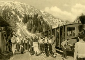 Touristes à la station Baumgartnerhaus sur le chemin de fer du Schneeberg, Basse-Autriche, vers 1935