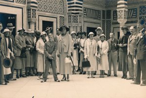 Touristes en excursion depuis une croisière, possiblement à Sidi Bou Saïd, Tunisie, 1936