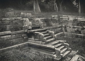 Escalier dans un bassin de baignade maçonné, Anuradhapura, 1926 - Unbekannt