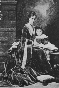 Tsarine Maria Feodorovna de Russie avec le tsarévitch Nicolas, vers 1873