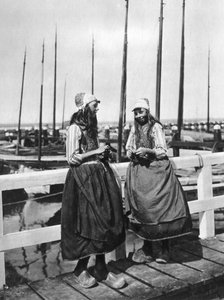 Deux filles sur le débarcadère, Marken, Pays-Bas, vers 1934 - Unbekannt