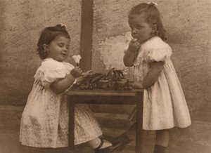 Deux jeunes filles près d