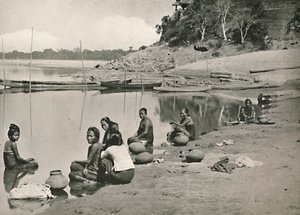 Scène typique au bord de la rivière sur le grand Irrawaddy - Femmes se baignant et puisant de l