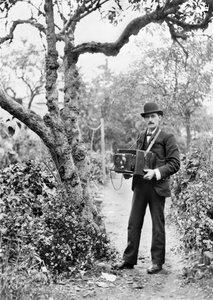 Royaume-Uni : Le photographe JT Newman avec son appareil photo à plaques. c1890