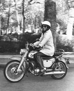 États-Unis : vers 1961 Une femme chevauchant sa moto Honda 160