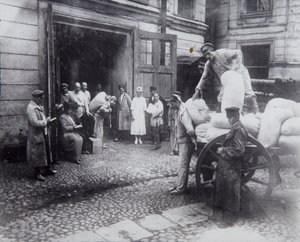 Déchargement de nourriture, Maison des Scientifiques, Petrograd, Russie