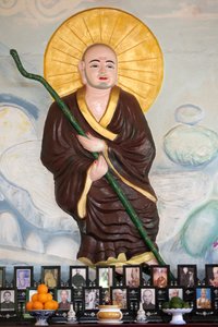 Monastère zen Van Hanh. Moine bouddhiste devant un autel vietnamien pour les ancêtres. La vénération des morts. Dalat. Vietnam