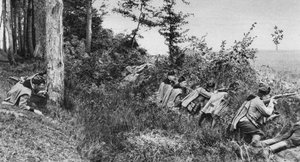Avant-garde des uhlans austro-hongrois occupant une clairière dans une forêt, Première Guerre mondiale, 1917