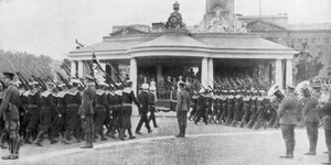 Défilé de la victoire passant devant le Victoria Memorial et le palais de Buckingham, Londres, 19 juillet 1919