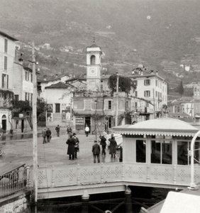 Vue de Moltrasio sur la rive du lac de Côme, Italie, 20ème siècle