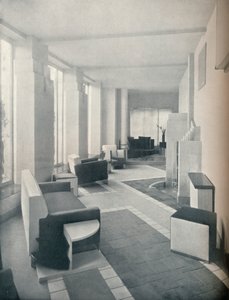 Vue de la salle du soleil en plein jour, montrant les trois fenêtres et colonnes, 1930