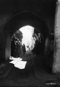 Vue à travers une arche, Rabat, Maroc, vers 1920-1930