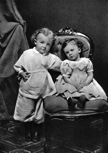 Vladimir Ilitch Lénine, leader révolutionnaire bolchevique russe, à 4 ans, avec sa sœur Olga, 1874