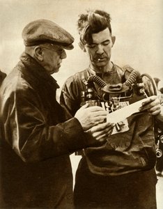 Volontaire allant récupérer des corps dans la catastrophe de la mine de Gresford, Pays de Galles, 1935