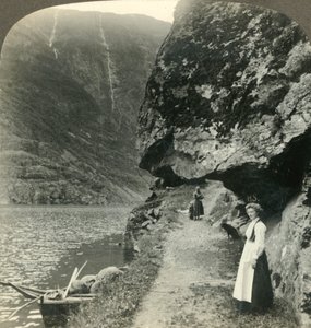 Où la route se glisse sous les falaises surplombantes par les eaux du Nerofjord, Norvège, vers 1905