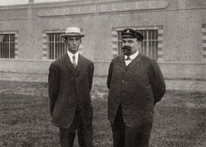 Wilbur Wright, aviateur américain, et Léon Bollée, inventeur et fabricant de voitures français, 1908 - Unbekannt
