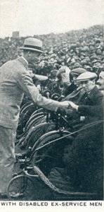 Avec des anciens combattants handicapés, 1922