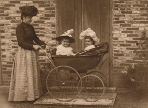 Femme et enfants dans une poussette, 1937