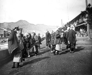 Femme portant des charges de charbon, Nagasaki, Japon