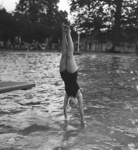 Femme plongeant dans une piscine, 20e siècle
