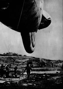Femme de la WAAF manipulant un ballon de barrage, 1943