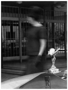 Femme passant devant une Rolls-Royce