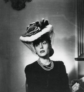 Femme portant un chapeau et un voile par le créateur de mode français Jacques Fath