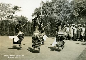 Femmes danseuses en performance, Sierra Leone, 20ème siècle