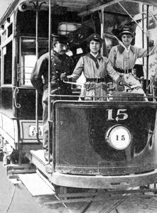 Femmes apprenant à conduire un tramway, 1917, 1936