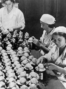 Femmes scellant des flacons de sang donné, Seconde Guerre mondiale, Moscou, 1941