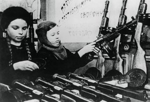 Jeunes filles assemblant des mitrailleuses dans une usine russe, 1943