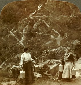Zigzags de la célèbre route de Grjotlid - laitières de montagne en chemin près de Marok, Norvège