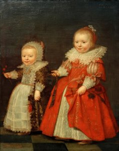 Deux petites filles, figures entières debout vers la gauche