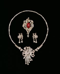 Bijoux Art Déco en diamant : broche pendentif en diamant baguette, broche en rouleau de rubis cabochon et diamant, boucles d