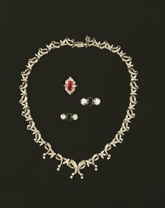 Collier de design Art Déco en rouleau et feuille ; bague en rubis et diamant baguette ; bague en saphir et diamant trois pierres ; bague en émeraude et diamant trois pierres