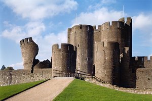 Château de Caerphilly, vue extérieure montrant le pont et la Tour Penchée, École anglaise (13ème siècle), achevé en 1277, Glamorgan, Pays de Galles