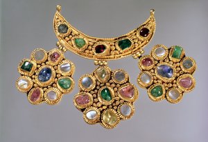 Collier en forme de croissant avec pendentifs sertis de pierres semi-précieuses, Moscou, fin du 14e ou début du 15e siècle