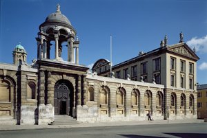 Extérieur de la cour avant du Collège Queens, Oxford, construit en 1709-34