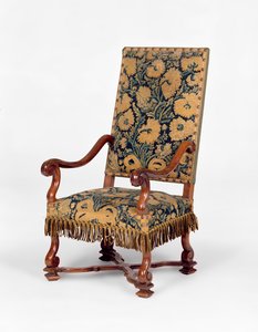 Canapé recouvert de broderie de George II, c.1745. Dossier serpentin, bras courbés recouverts de broderie avec pieds en cabriole sculptés.