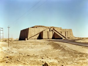Façade nord-est du ziggurat, vers 2100 av. J.-C. - Unbekannt Unbekannt